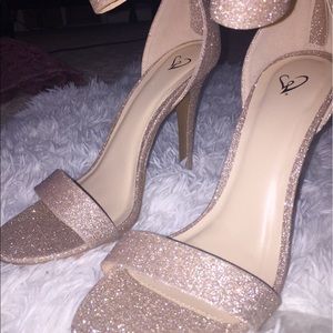 New gorgeous champagne heels